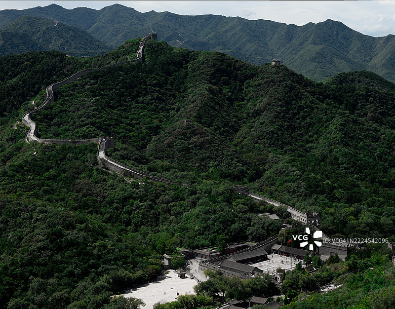 高角度俯瞰北京长城的树木和山脉与天空相映成趣图片素材