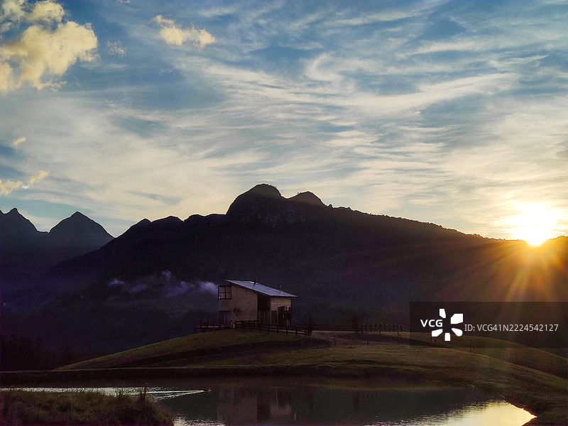 日落时分，湖泊与天空的美丽景色，奥尔良，圣卡塔琳娜，巴西图片素材