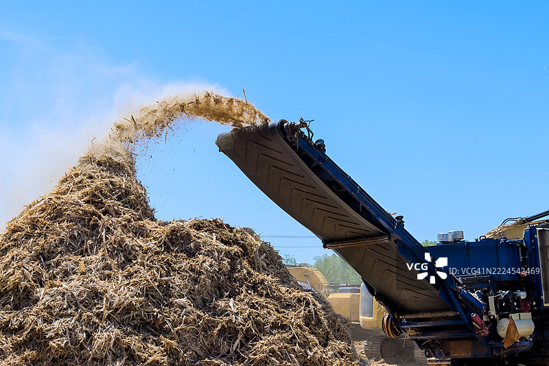 重型机械在农业场地处理有机废物图片素材