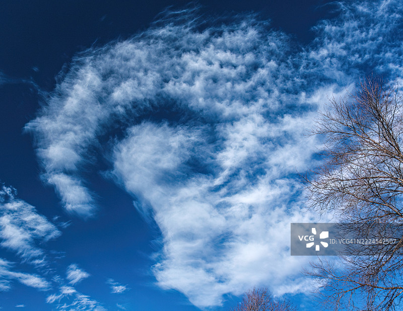 低角度视图的多云天空，西德莫因，爱荷华州，美国图片素材