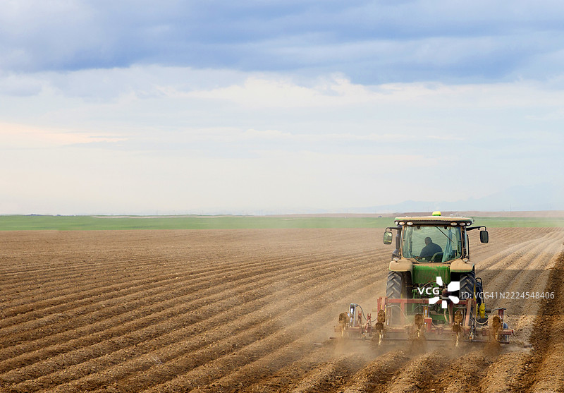 拖拉机正在为播种准备土地图片素材