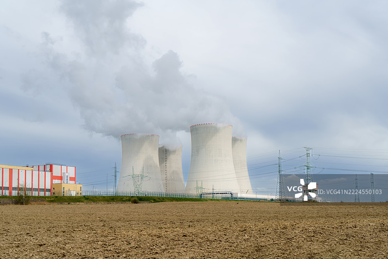 核电站冷却塔主导乡村景观图片素材