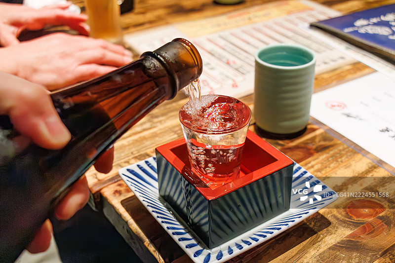 我们喝的是来自静冈县的Isojiman大吟酿。酒杯、枡和盘子都装满了。图片素材
