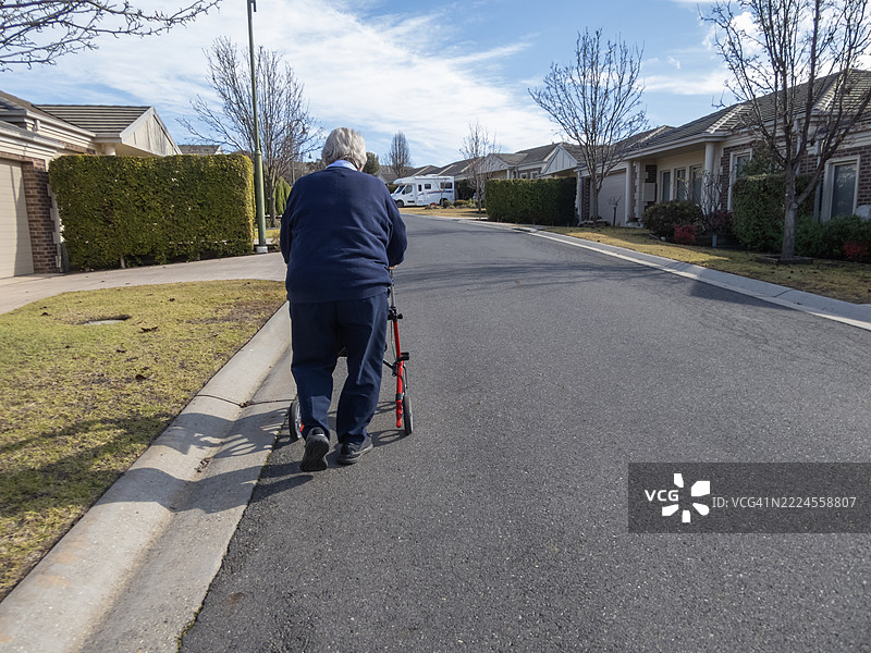 使用助行器的老年女性图片素材