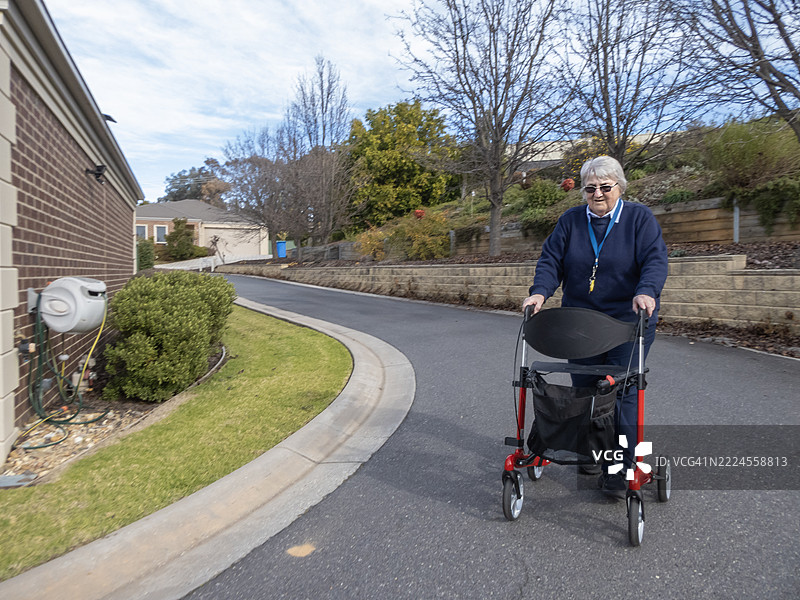 使用助行器的老年女性图片素材