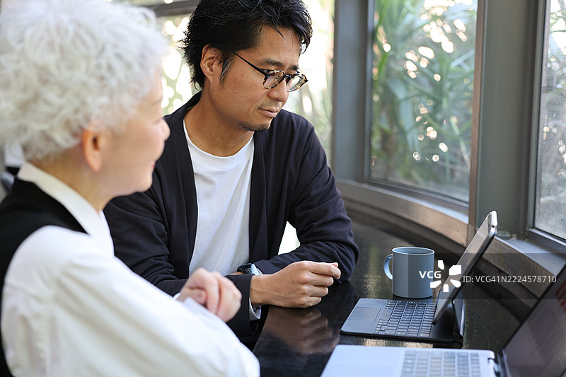 两位商务人士的肖像图片素材