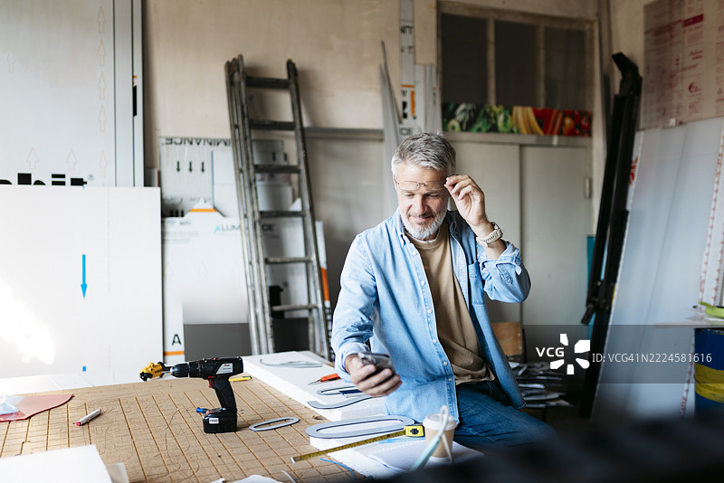 老年人在创意工作坊中工作图片素材