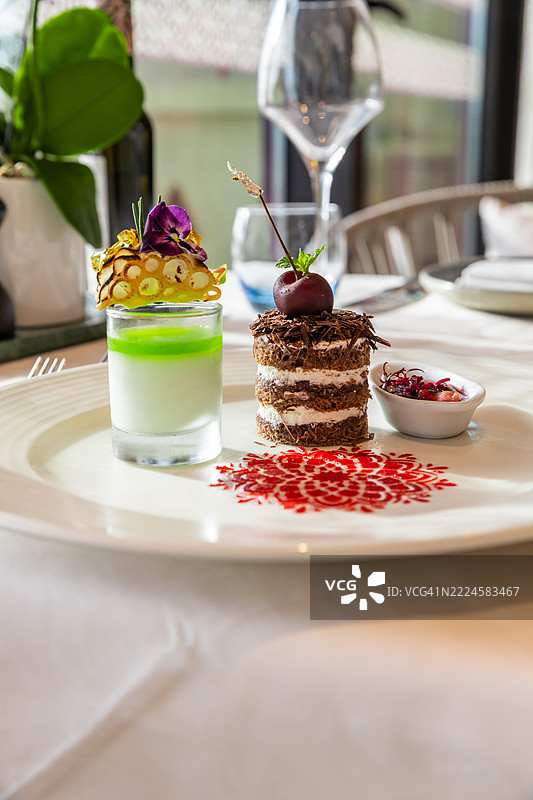 印度风味的甜点，适合在高档餐厅庆祝排灯节图片素材