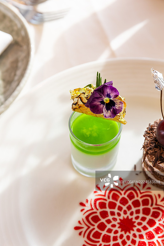 优雅的高档餐厅中为排灯节庆祝准备的印度风味甜点图片素材