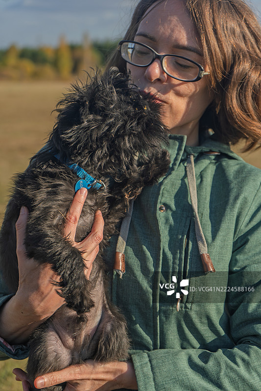 女孩与狗。图片素材