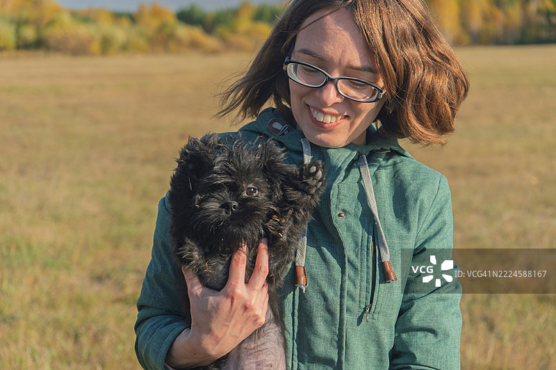 女孩与狗。图片素材