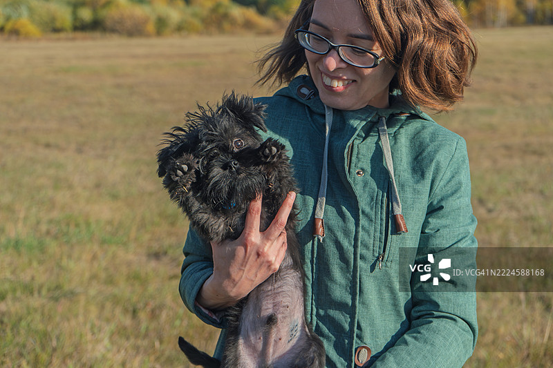 女孩与狗。图片素材