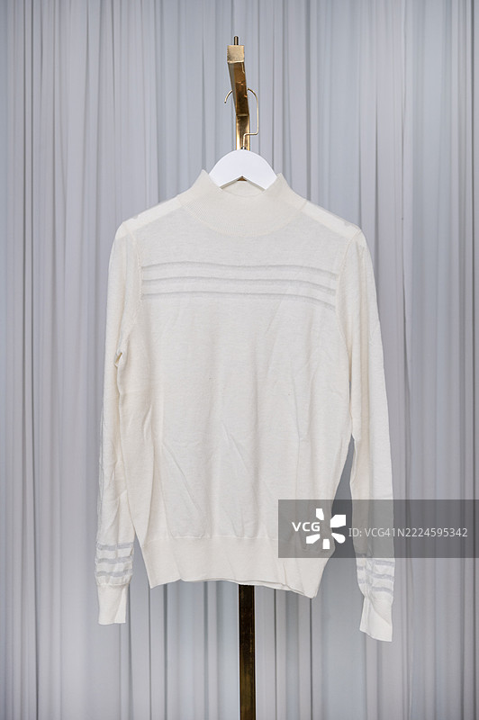 带有几何图案的白色毛衣图片素材