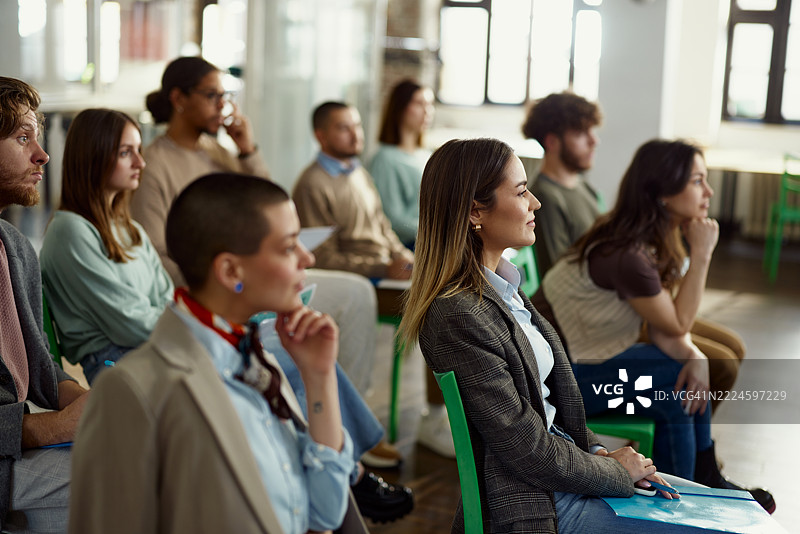一大群自由职业者在会议室举行研讨会。图片素材