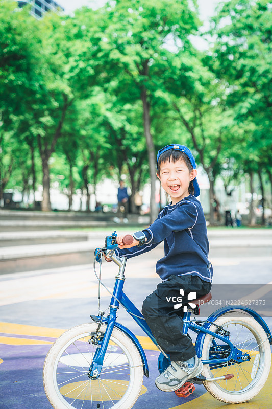 男孩骑着他的自行车图片素材