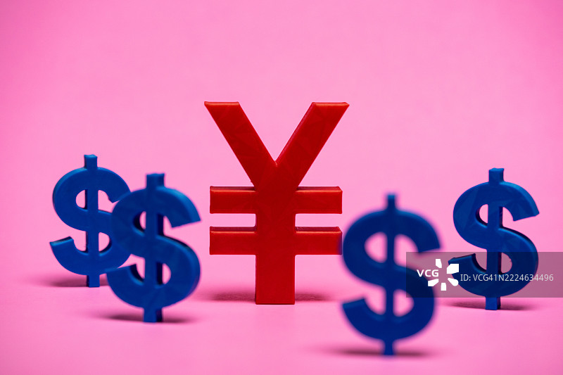 粉色背景上被美元包围的日元图片素材