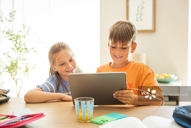 孩子们在厨房做作业图片素材