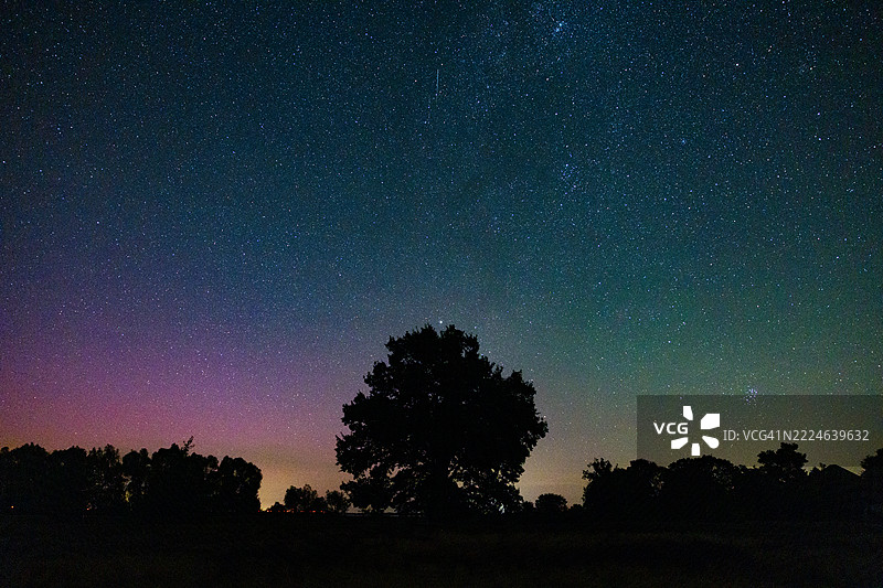 佩尔塞斯流星雨与北极光在德国布兰登堡的西哈维兰黑暗天空保护区上空图片素材