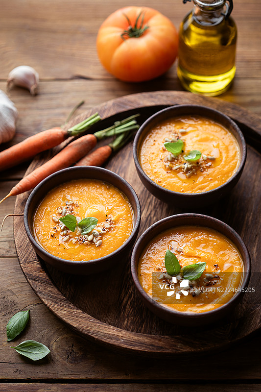 自制新鲜的西班牙冷汤，配有黄番茄、胡萝卜和罗勒图片素材
