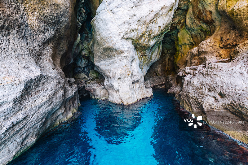 意大利马雷蒂莫岛的洞穴中流淌着碧绿色的水。图片素材