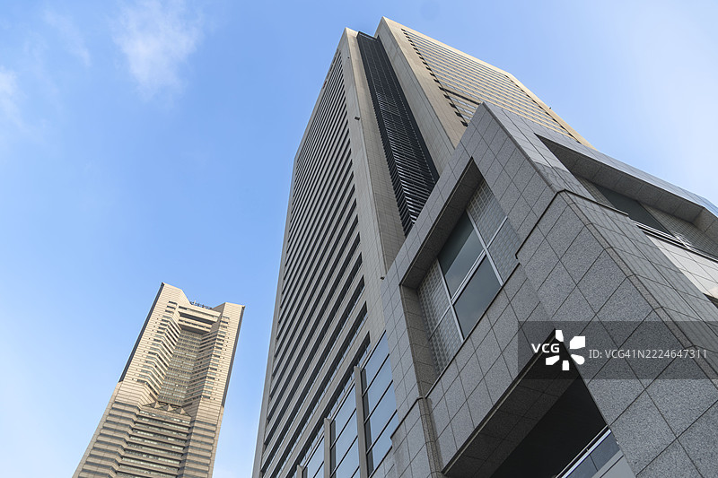 三菱重工业总部技术中心大楼和横滨地标塔图片素材