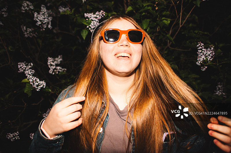 春季夜晚公园中快乐年轻女性的肖像图片素材