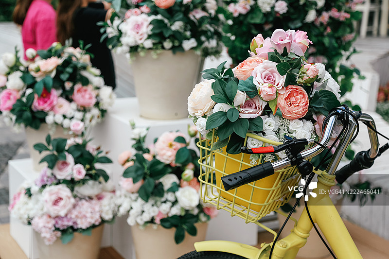 户外婚礼活动的节日装饰，色彩鲜艳的自行车上装满花朵的篮子图片素材