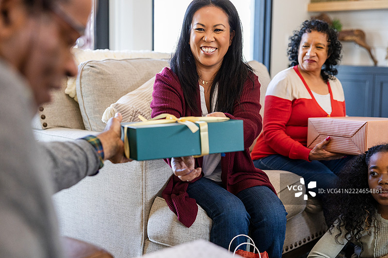 家庭聚会：分享礼物与快乐图片素材