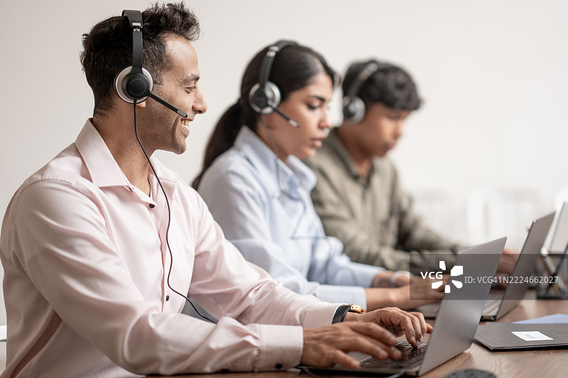 客户服务团队在协作办公环境中共同工作图片素材