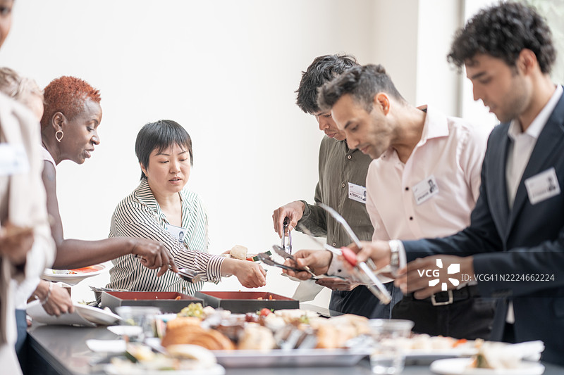 多元化专业人士参加商务自助午餐聚会图片素材