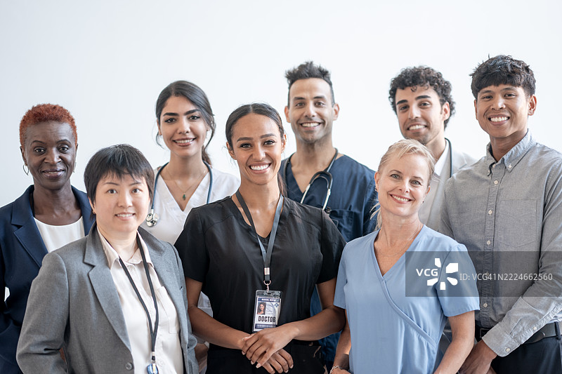 多元化的快乐专业团队在明亮的工作室环境中微笑图片素材