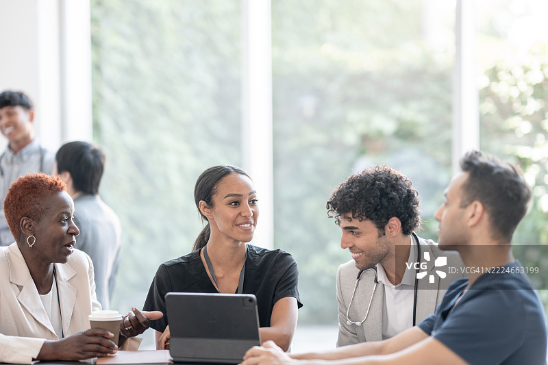 医疗专业人员在明亮的工作空间中进行团队会议时的合作图片素材