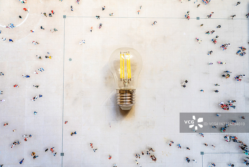 一群人走向一个灯泡图片素材