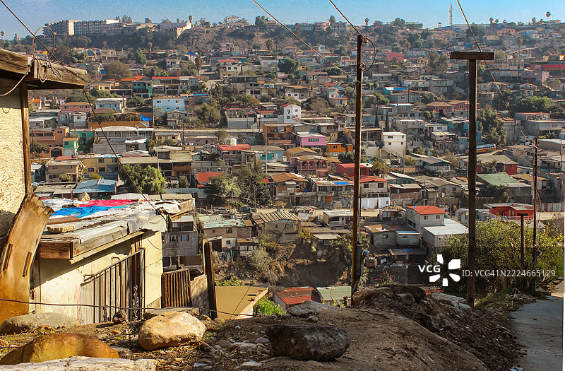 沿山脊和峡谷的密集工人阶级蒂华纳住房景观图片素材