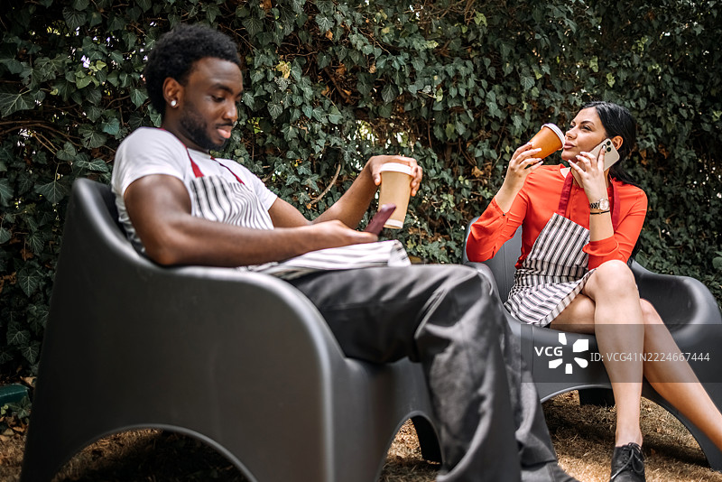 同事们在户外咖啡馆一起休息，享受咖啡时光。图片素材