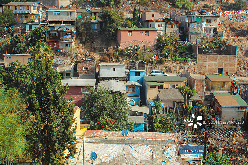 在陡峭的山坡上，工人阶级的蒂华纳住房景观图片素材