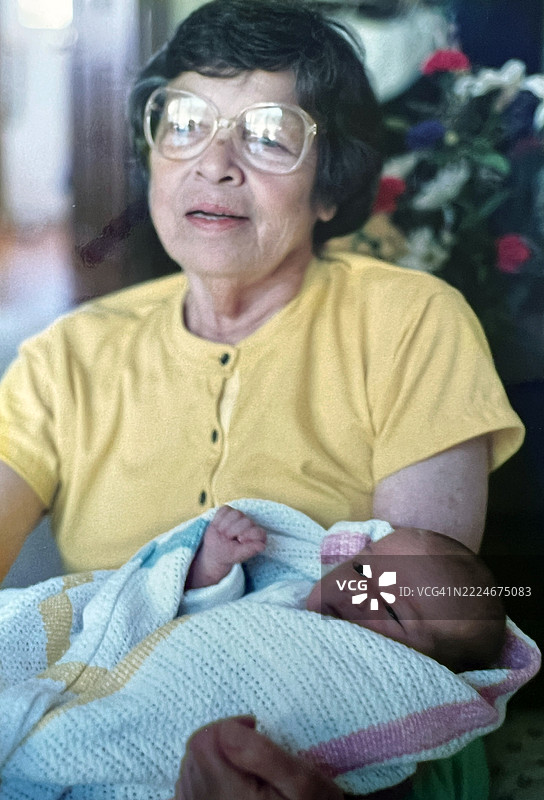 1987年奶奶抱着新生儿图片素材