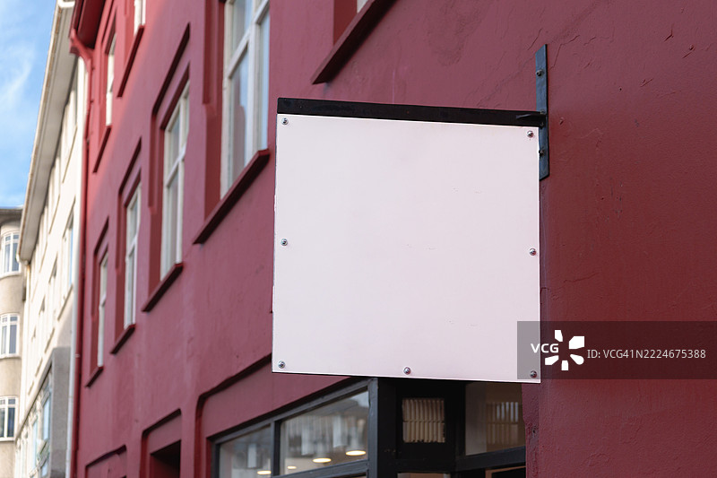 户外空白店面招牌模型，用于品牌推广和广告图片素材
