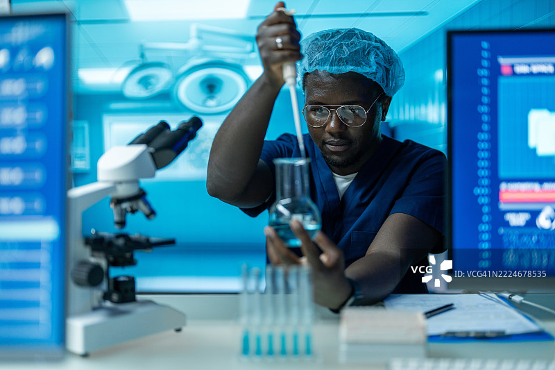 男性技术人员在医学实验室。图片素材