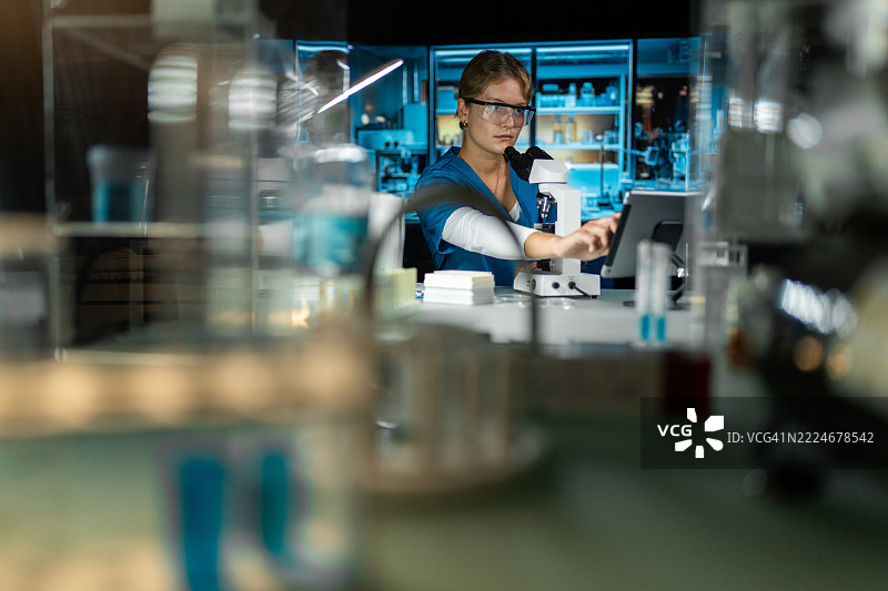 女性技术员在医学实验室工作。图片素材