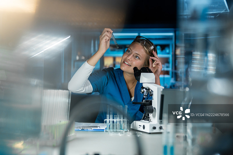 女性技术员在医学实验室工作。图片素材