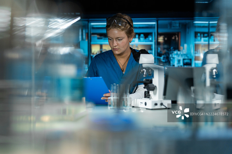 女性技术员在医学实验室工作。图片素材