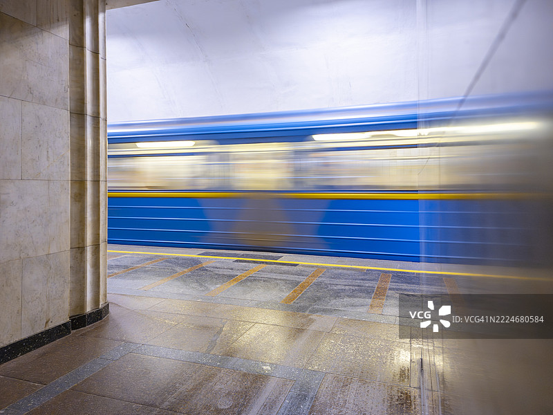 基辅地铁站快速行驶的蓝色地铁列车图片素材