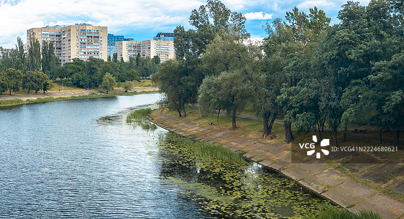 第聂伯河流经乌克兰基辅的鲁萨尼夫卡区图片素材