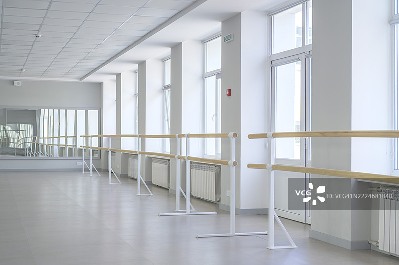 空荡荡的芭蕾教室，木制扶手和镜子静静等待着舞者的到来图片素材