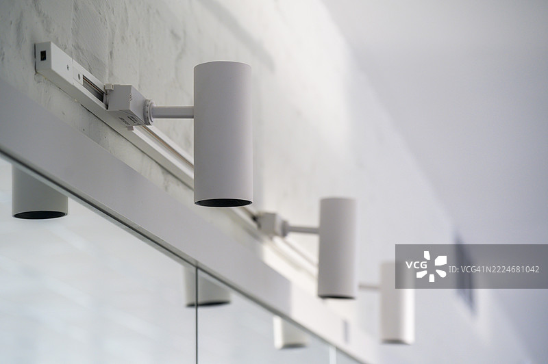 白色聚光灯照亮了一个带镜子的舞蹈工作室图片素材