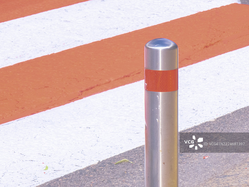 不锈钢路桩将人行横道与道路分隔开图片素材