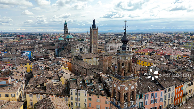 帕尔马市中心的鸟瞰图，展示了中世纪建筑、帕尔马大教堂和洗礼堂，历史悠久的罗曼式建筑，配有钟楼和瓦屋顶，适合旅游视觉的旅行与文化遗产主题。图片素材