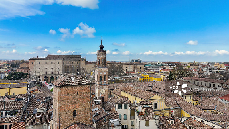 帕尔马市中心的鸟瞰图，展示了中世纪建筑、帕尔马大教堂和洗礼堂，历史悠久的罗曼式建筑，配有钟楼和瓦屋顶，适合旅游视觉的旅行与文化遗产主题。图片素材