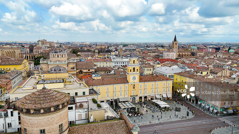 帕尔马的加里波第广场鸟瞰图，包含省长宫和中央钟楼，周围是历史建筑和街头咖啡馆，体现城市生活方式和意大利城市遗产的旅行与编辑摄影概念。图片素材